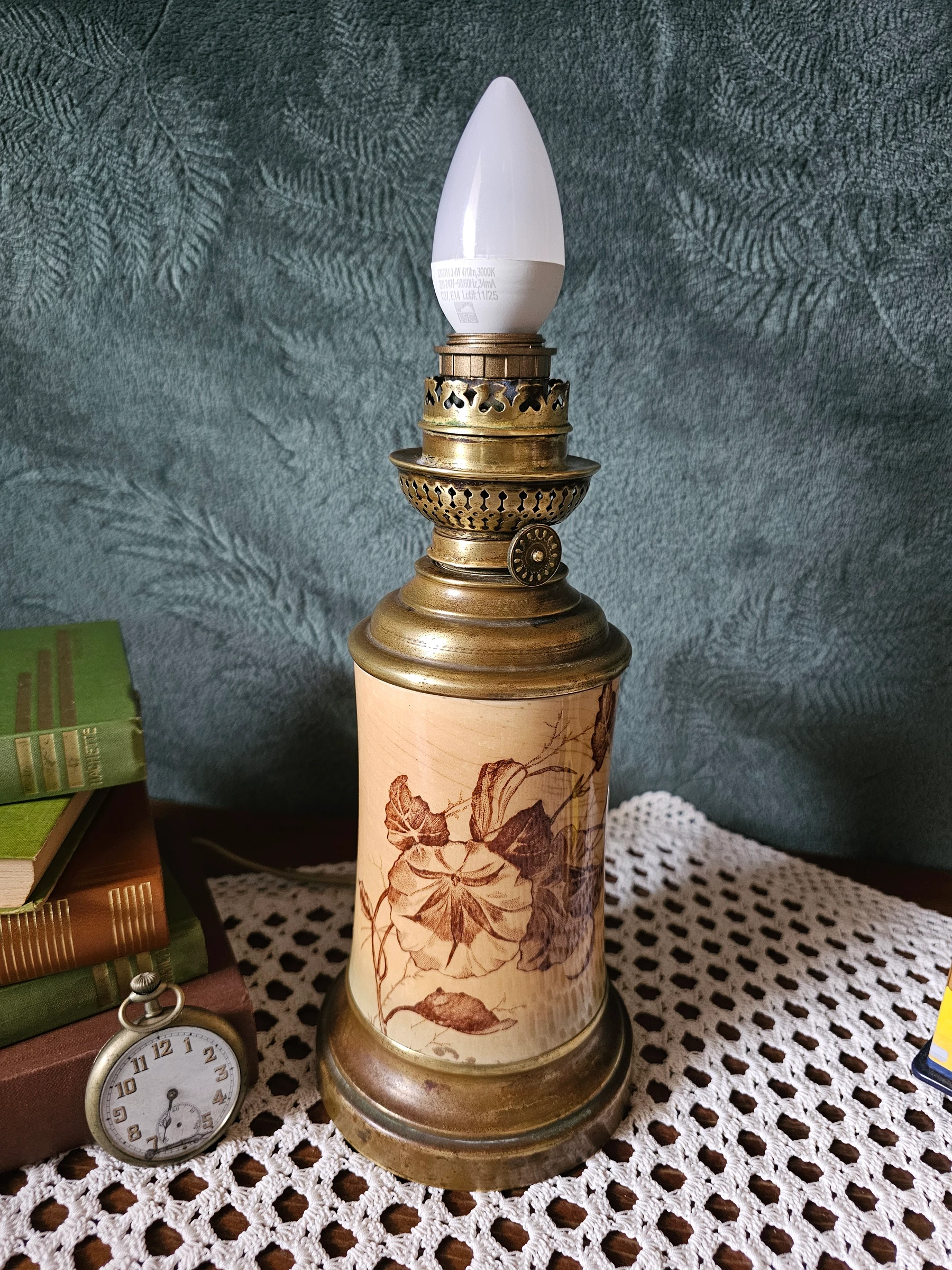 Lampe à pétrole électrifiée terre de fer de Gien modèle "fleurs variées"